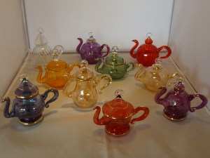 Different colours and shapes of tea pots.   Costs 80,- SEK per piece . Delivery cost 20,- SEK more. 